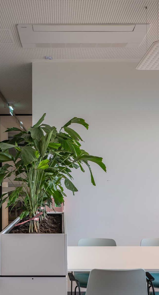 Zahvaljujući elegantnom izgledu i diskretnoj ugradnji u plafon, ova jedinica predstavlja idealno rešenje za objekte gde su dizajn i funkcionalnost podjednako važni.