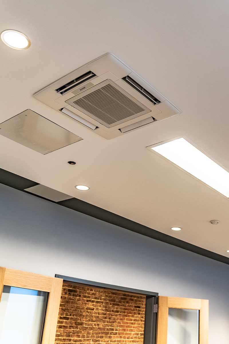 Mitsubishi PLA-M kasetne jedinice za velike prostore nude 360° distribuciju vazduha, visoku efikasnost i diskretnu ugradnju u plafon.