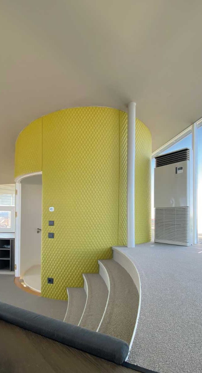 Podno-stojeća jedinica za RAV sisteme klimatizacije predstavlja praktično i efikasno rešenje za objekte gde zidna ili plafonska ugradnja nije moguća ili nije optimalna.